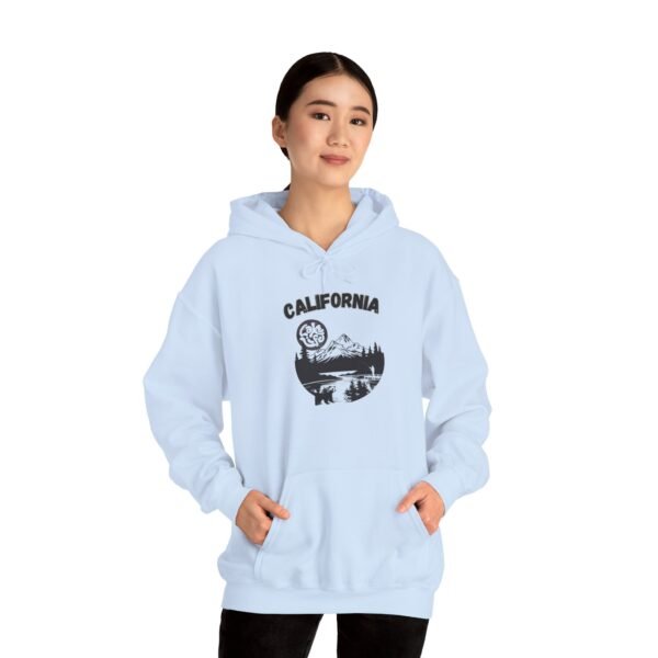 Personalized California Vintage Hoodie, Unisex Heavy Blend Sweatshirt, Cozy Casual Wear, Adventure Gift, Perfect for Travel