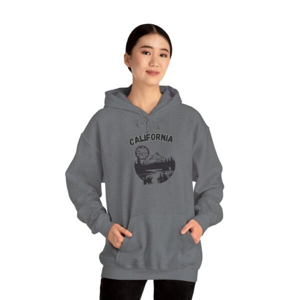 Personalized California Vintage Hoodie, Unisex Heavy Blend Sweatshirt, Cozy Casual Wear, Adventure Gift, Perfect for Travel